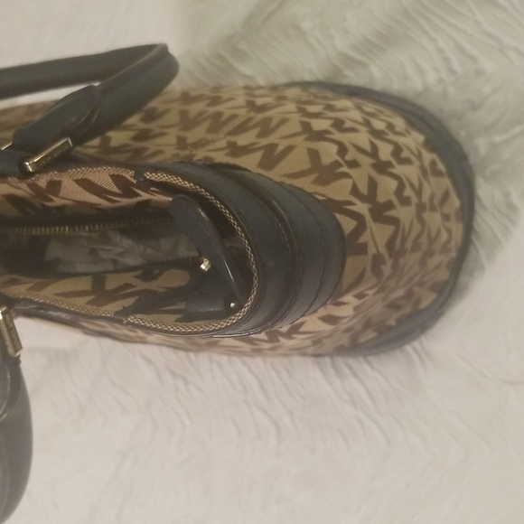 Women's Michael Kors Handbag; Navy Blue and Tan; 15 1/2x12 with 6" Handles - Picture 5 of 11